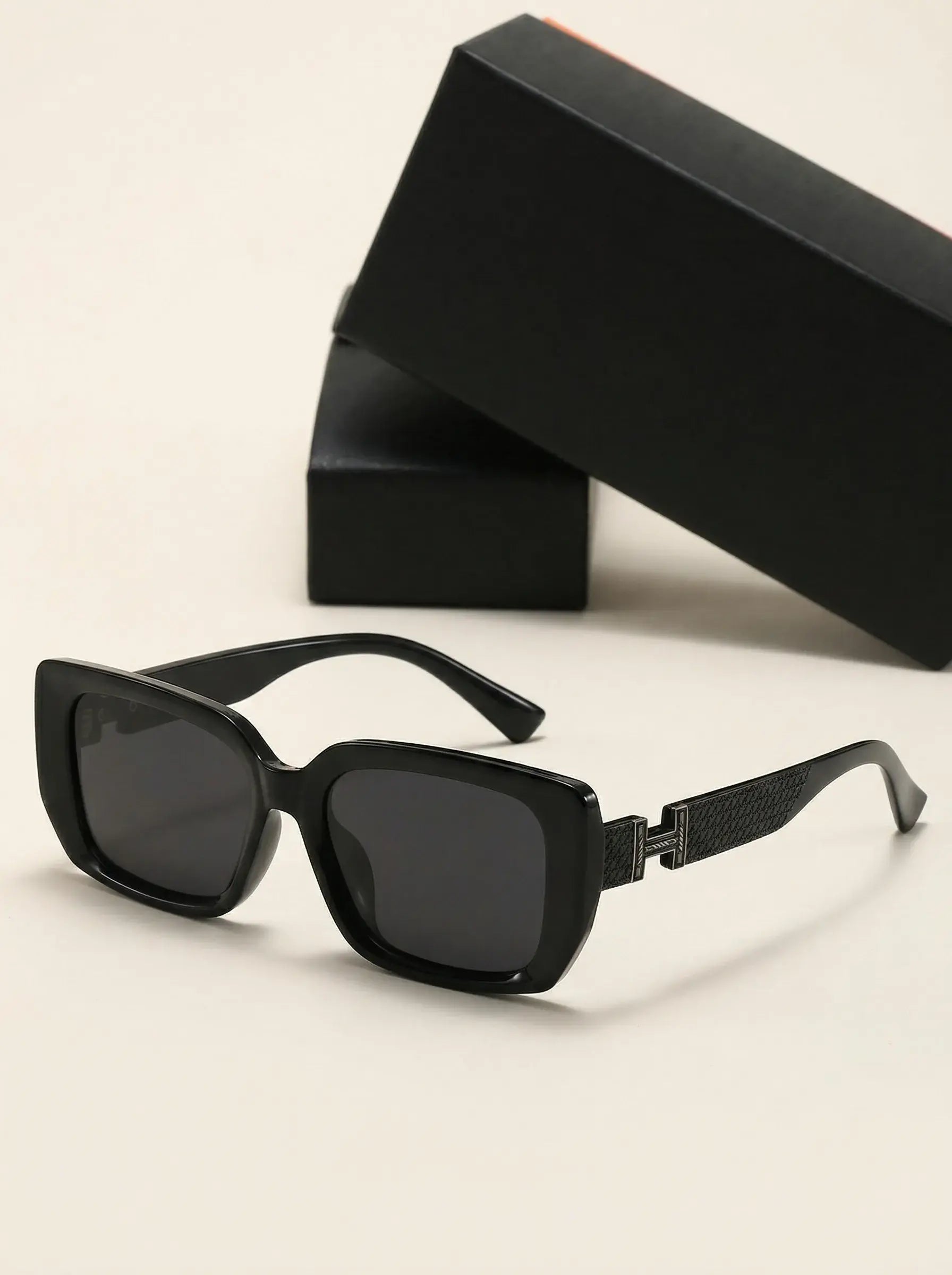 Signature Oversized Sunglasses – Black