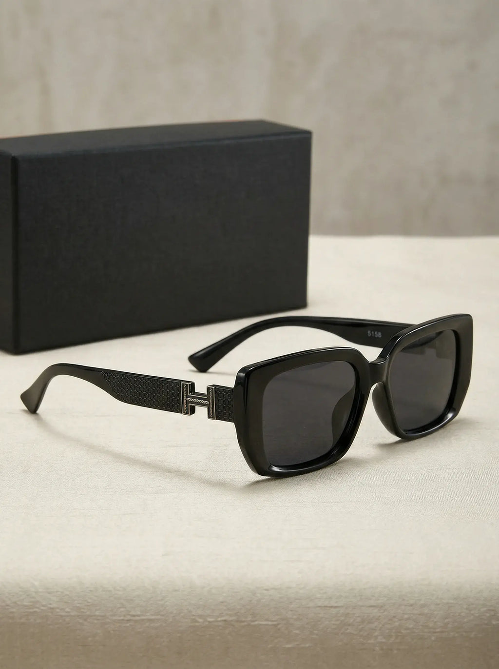 Signature Oversized Sunglasses – Black