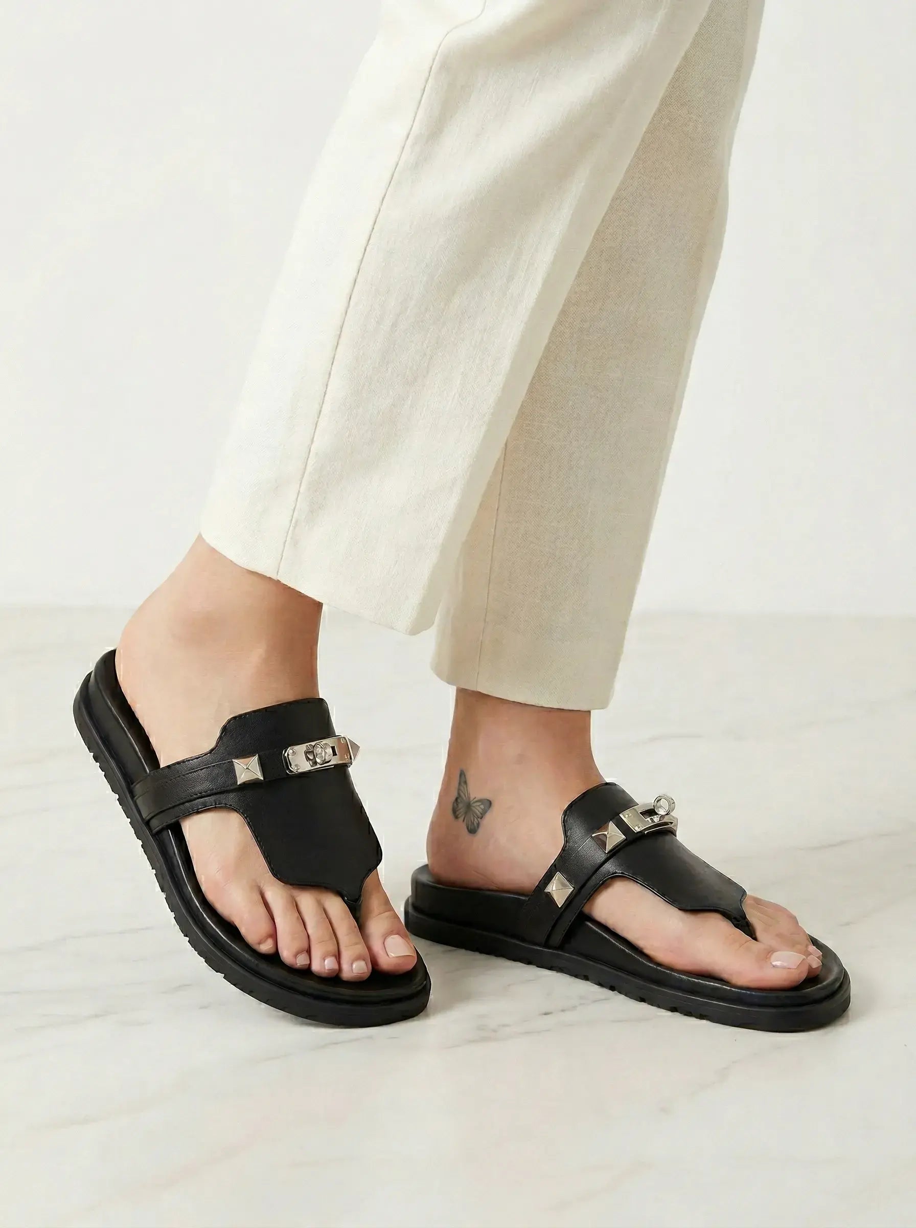 Rivet Lock Leather Sandals – Black